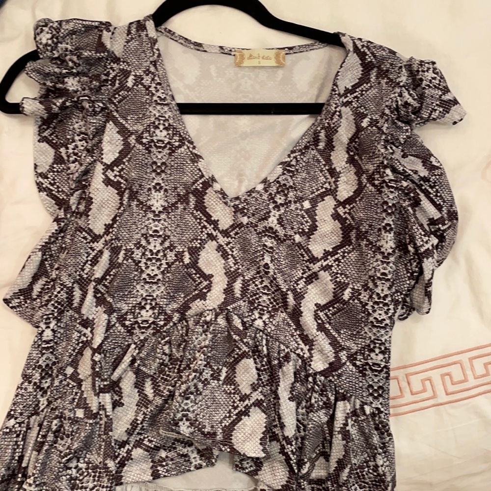 Super cute snakeskin altered state top